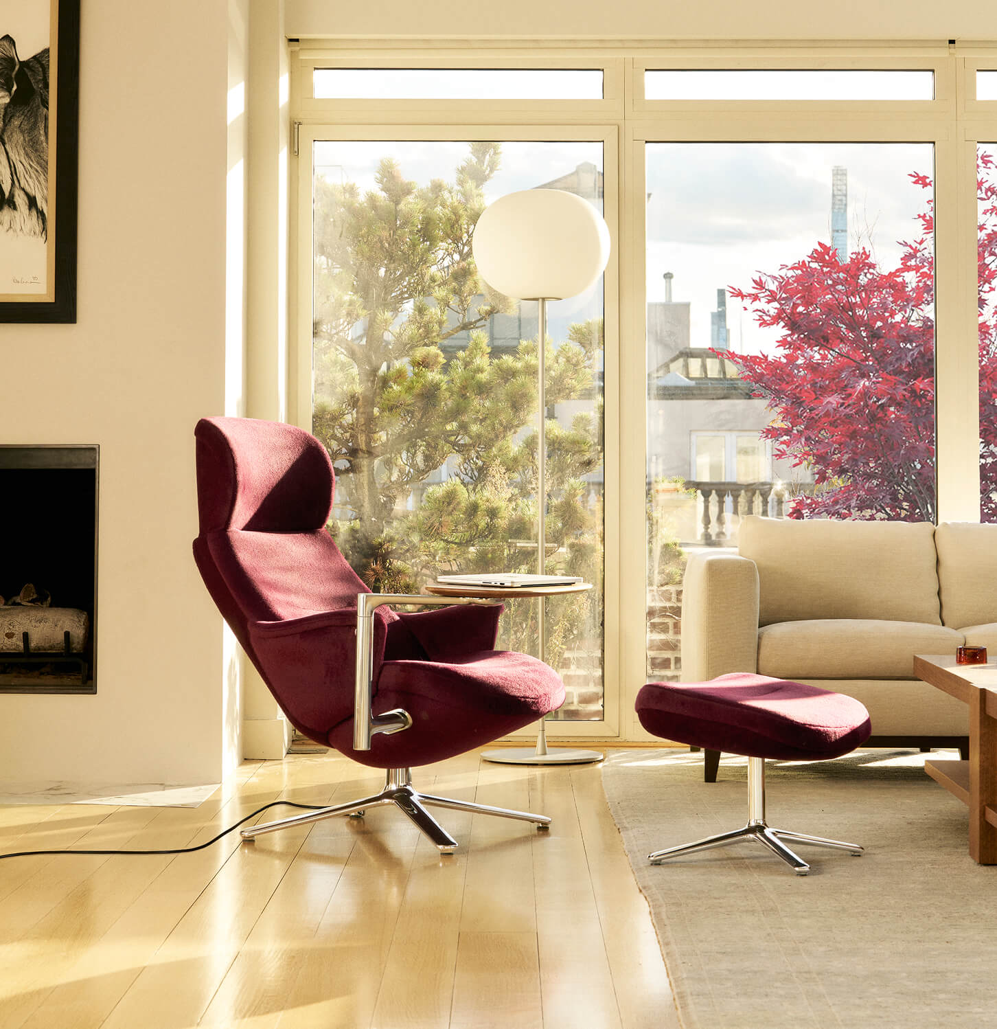 Diffrient Lounge chair, the elegant workspace solution.